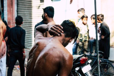 Varanasi Hindistan 17 Kasım 2018 bilinmeyenli Şii Müslümanlar görünümünü kullanın zincirleri ve bıçaklar sırasında ritüel kendini Zekat Imam Husain kutlama, sabahları Aşure anmalar Varanasi Arap bölgesi içinde bir parçası olarak