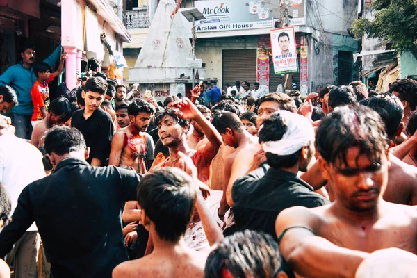 バラナシ インド 2018 日未知数シーア派イスラム教徒のビュー使用チェーンとブレード自責の儀式中にイマーム フサインの祭典 朝バラナシのアラビア地区に阿修羅の記念行事の一環として — ストック写真