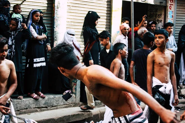 瓦拉纳西印度2018年11月17日什叶派穆斯林的不知道的观点使用链和刀片在仪式自我鞭打作为伊玛目胡森庆祝活动的一部分 阿舒拉纪念在阿拉伯区瓦拉纳西上午 — 图库照片