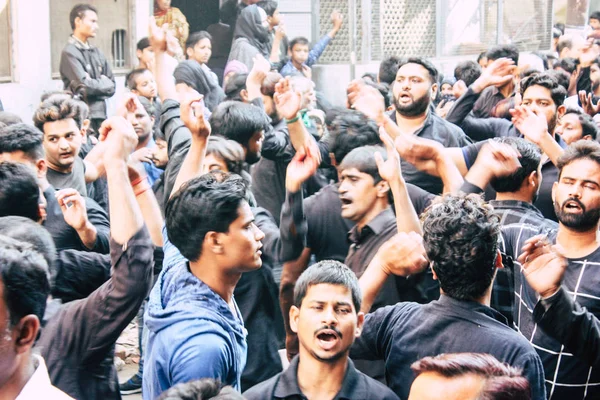 バラナシ インド 2018 日朝はバラナシのアラビア地区に阿修羅の記念行事の一環として行列に参加する未知数シーア派イスラム教徒のビュー — ストック写真