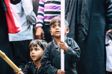 Varanasi Hindistan 17 Kasım 2018 Şii Müslümanlar çocuklar katılın bir alay Aşure anmalar Varanasi Arap bölgesi içinde bir parçası olarak bilinmeyen görünümü