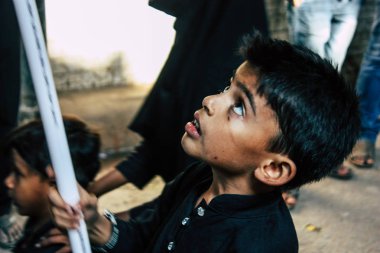 Varanasi Hindistan 17 Kasım 2018 Şii Müslümanlar çocuklar katılın bir alay Aşure anmalar Varanasi Arap bölgesi içinde bir parçası olarak bilinmeyen görünümü