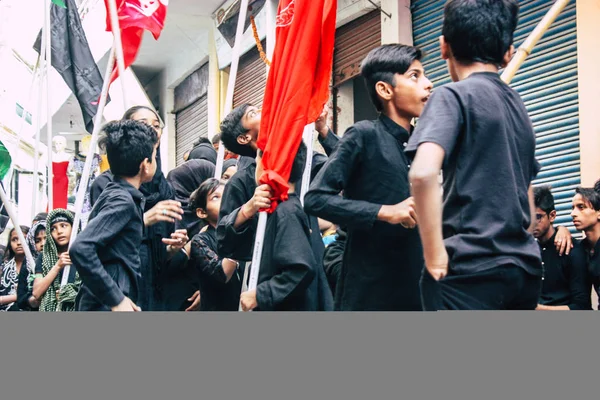 2018年11月17日 作为瓦拉纳西阿拉伯区阿舒拉纪念活动的一部分 什叶派穆斯林儿童的背景下参加游行 — 图库照片
