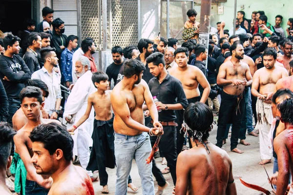 バラナシ インド 2018 日の未知数シーア派イスラム教徒のビュー使用チェーンとブレード自責の儀式中にバラナシのアラビア地区に阿修羅の記念行事の一環として — ストック写真