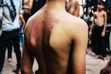 Varanasi Hindistan 17 Kasım 2018 bilinmeyenli Şii Müslümanlar görünümünü kullanın zincirleri ve bıçaklar sırasında ritüel kendini Zekat Aşure anmalar Varanasi Arap bölgesi içinde bir parçası olarak