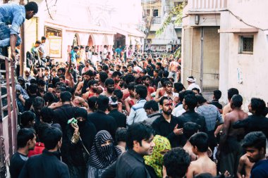 Varanasi Hindistan 17 Kasım 2018 bilinmeyenli Şii Müslümanlar görünümünü kullanın zincirleri ve bıçaklar sırasında ritüel kendini Zekat Aşure anmalar Varanasi Arap bölgesi içinde bir parçası olarak