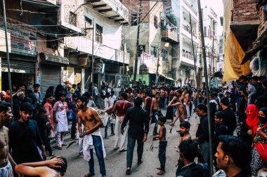 Varanasi Hindistan 17 Kasım 2018 bilinmeyenli Şii Müslümanlar görünümünü kullanın zincirleri ve bıçaklar sırasında ritüel kendini Zekat Aşure anmalar Varanasi Arap bölgesi içinde bir parçası olarak