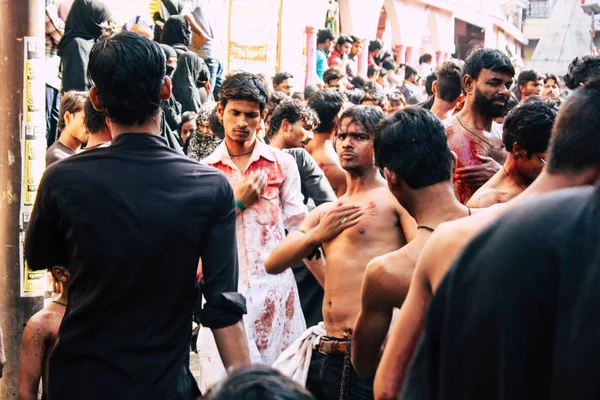 2018 日バラナシ インド バラナシのアラビア地区に阿修羅の記念行事の一環として行列に参加する未知数シーア派イスラム教徒のビュー — ストック写真