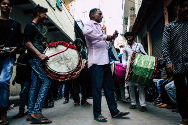 Varanasi Hindistan 17 Kasım 2018 Aşure anmalar Varanasi Arap bölgesi içinde bir parçası olarak bir alay sabah oynayan bilinmeyenli müzisyenler görünümünü