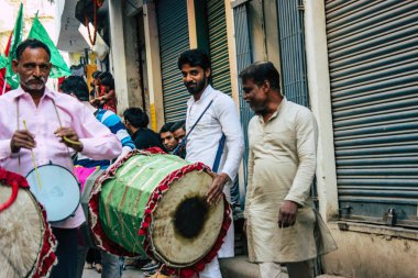 Varanasi Hindistan 17 Kasım 2018 Aşure anmalar Varanasi Arap bölgesi içinde bir parçası olarak bir alay sabah oynayan bilinmeyenli müzisyenler görünümünü