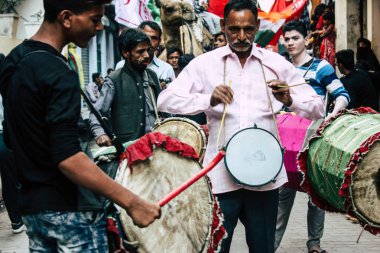 Varanasi Hindistan 17 Kasım 2018 Aşure anmalar Varanasi Arap bölgesi içinde bir parçası olarak bir alay sabah oynayan bilinmeyenli müzisyenler görünümünü