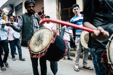 Varanasi Hindistan 17 Kasım 2018 Aşure anmalar Varanasi Arap bölgesi içinde bir parçası olarak bir alay sabah oynayan bilinmeyenli müzisyenler görünümünü