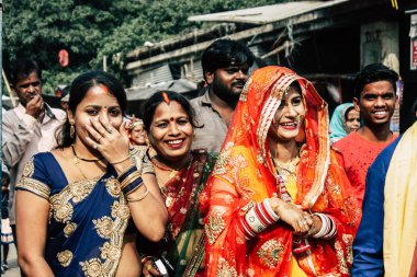 Varanasi Hindistan 19 Kasım 2018 Varanasi sokaklarında bir düğüne öğleden sonra bir bilinmeyenli Hint insanlar görünümünü
