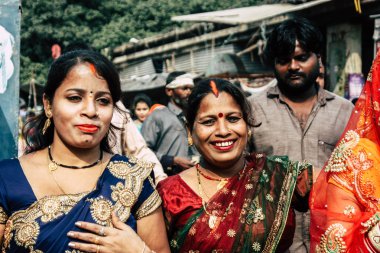 Varanasi Hindistan 19 Kasım 2018 Varanasi sokaklarında bir düğüne öğleden sonra bir bilinmeyenli Hint insanlar görünümünü