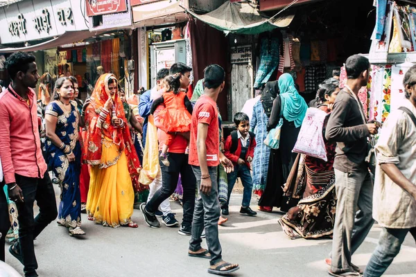 Varanasi Indien November 2018 Visa Okända Indiska Folk Går Till — Stockfoto