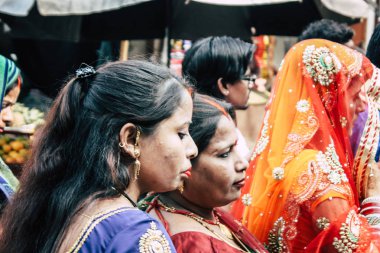 Varanasi Hindistan 19 Kasım 2018 Varanasi sokaklarında bir düğüne öğleden sonra bir bilinmeyenli Hint insanlar görünümünü