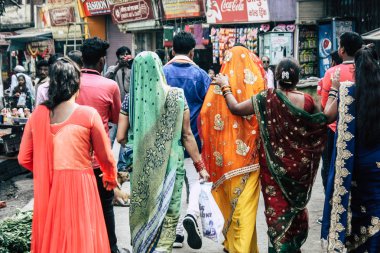 Varanasi Hindistan 19 Kasım 2018 Varanasi sokaklarında bir düğüne öğleden sonra bir bilinmeyenli Hint insanlar görünümünü