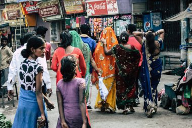 Varanasi Hindistan 19 Kasım 2018 Varanasi sokaklarında bir düğüne öğleden sonra bir bilinmeyenli Hint insanlar görünümünü