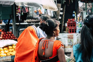 Varanasi Hindistan 19 Kasım 2018 Varanasi sokaklarında bir düğüne öğleden sonra bir bilinmeyenli Hint insanlar görünümünü