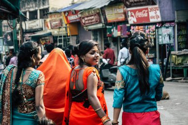 Varanasi Hindistan 19 Kasım 2018 Varanasi sokaklarında bir düğüne öğleden sonra bir bilinmeyenli Hint insanlar görünümünü