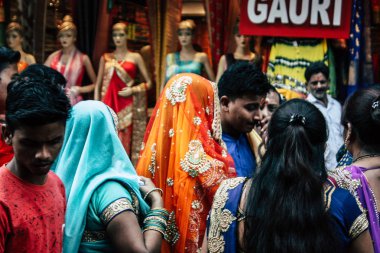 Varanasi Hindistan 19 Kasım 2018 Varanasi sokaklarında bir düğüne öğleden sonra bir bilinmeyenli Hint insanlar görünümünü