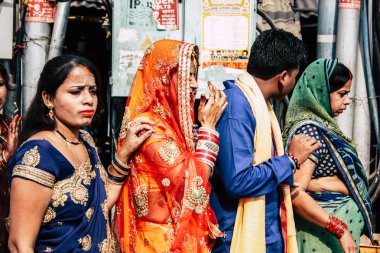 Varanasi Hindistan 19 Kasım 2018 Varanasi sokaklarında bir düğüne öğleden sonra bir bilinmeyenli Hint insanlar görünümünü