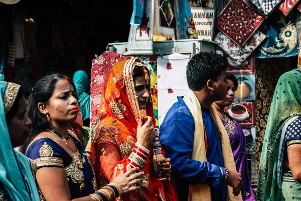 バラナシ インド 2018 日午後にバラナシの街で結婚式に行く未知のインド人のビュー — ストック写真