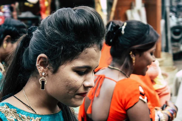 Varanasi Indiach Listopada 2018 Widok Niewiadomych Indian Ludzi Udających Się — Zdjęcie stockowe