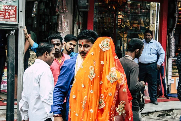 Varanasi Indien November 2018 Visa Okända Indiska Folk Går Till — Stockfoto