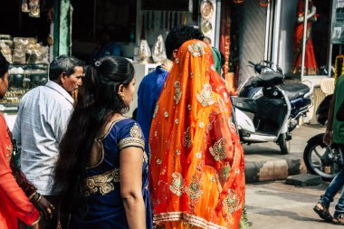 Varanasi Hindistan 19 Kasım 2018 Varanasi sokaklarında bir düğüne öğleden sonra bir bilinmeyenli Hint insanlar görünümünü