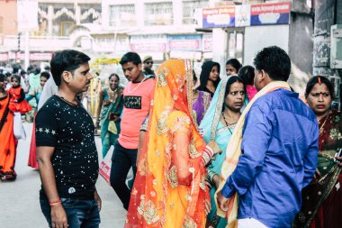 Varanasi Hindistan 19 Kasım 2018 Varanasi sokaklarında bir düğüne öğleden sonra bir bilinmeyenli Hint insanlar görünümünü