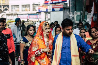 Varanasi Hindistan 19 Kasım 2018 Varanasi sokaklarında bir düğüne öğleden sonra bir bilinmeyenli Hint insanlar görünümünü