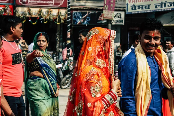 バラナシ インド 2018 日午後にバラナシの街で結婚式に行く未知のインド人のビュー — ストック写真