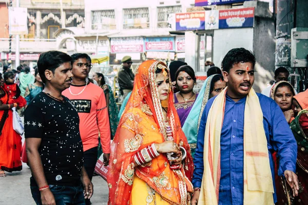 バラナシ インド 2018 日午後にバラナシの街で結婚式に行く未知のインド人のビュー — ストック写真