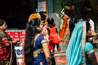 Varanasi Hindistan 19 Kasım 2018 Varanasi sokaklarında bir düğüne öğleden sonra bir bilinmeyenli Hint insanlar görünümünü