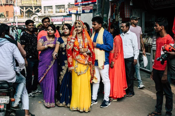 バラナシ インド 2018 日午後にバラナシの街で結婚式に行く未知のインド人のビュー — ストック写真