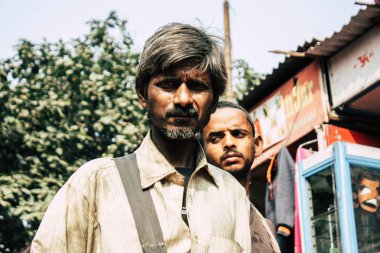 Varanasi Hindistan 19 Kasım 2018 Varanasi sokaklarında bir düğüne öğleden sonra bir bilinmeyenli Hint insanlar görünümünü