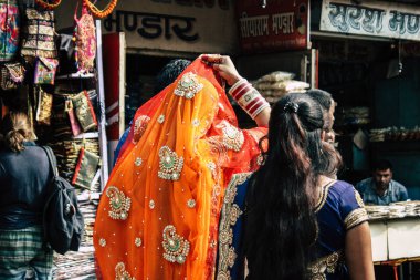 Varanasi Hindistan 19 Kasım 2018 Varanasi sokaklarında bir düğüne öğleden sonra bir bilinmeyenli Hint insanlar görünümünü