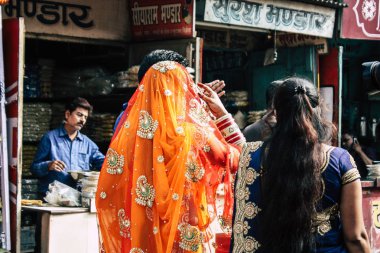 Varanasi Hindistan 19 Kasım 2018 Varanasi sokaklarında bir düğüne öğleden sonra bir bilinmeyenli Hint insanlar görünümünü
