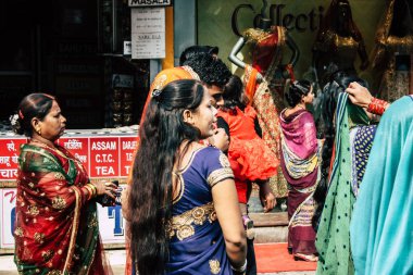 Varanasi Hindistan 19 Kasım 2018 Varanasi sokaklarında bir düğüne öğleden sonra bir bilinmeyenli Hint insanlar görünümünü