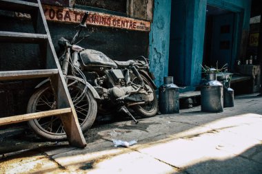 Varanasi Hindistan 19 Kasım 2018 Varanasi eski bölge öğleden sonra dar sokak görünümü