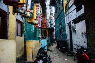 Varanasi Hindistan 19 Kasım 2018 Varanasi eski bölge öğleden sonra dar sokak görünümü