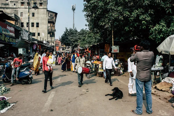 Varanasi Indiach Listopada 2018 Widok Niewiadomych Indian Ludzi Udających Się — Zdjęcie stockowe