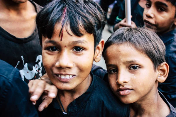 2018 日バラナシ インド バラナシのアラビア地区に阿修羅の記念行事の一環として行列に参加するシーア派のイスラム教徒の子供の未知数のビュー — ストック写真