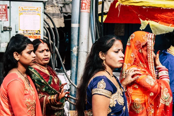 バラナシ インド 2018 日午後にバラナシの街で結婚式に行く未知のインド人のビュー — ストック写真