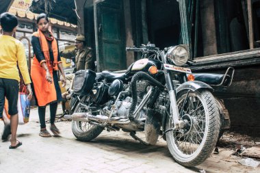 Varanasi Hindistan 19 Kasım 2018 Closeup klasik Royal Enfield motosiklet park Varanasi sokaklarında sabah