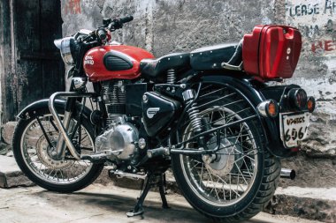 Varanasi Hindistan 19 Kasım 2018 Closeup klasik Royal Enfield motosiklet park Varanasi sokaklarında sabah