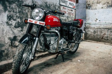 Varanasi Hindistan 19 Kasım 2018 Closeup klasik Royal Enfield motosiklet park Varanasi sokaklarında sabah