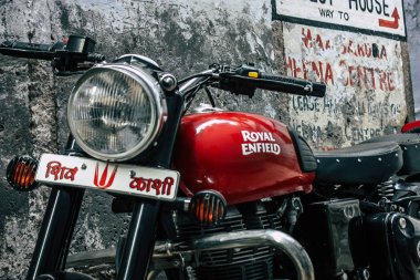 Varanasi Hindistan 19 Kasım 2018 Closeup klasik Royal Enfield motosiklet park Varanasi sokaklarında sabah