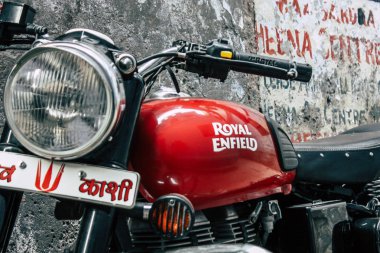 Varanasi Hindistan 19 Kasım 2018 Closeup klasik Royal Enfield motosiklet park Varanasi sokaklarında sabah